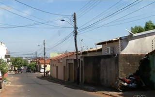 Postes de madeira ainda são usados em algumas localidades de Araguaína.