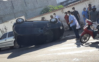 Carro capotou após colisão com outro veículo.