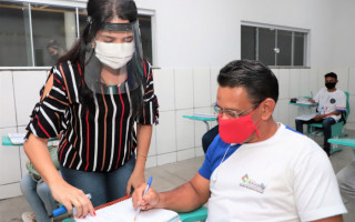 As aulas são realizadas no período noturno, garantindo que o aluno possa frequentar a escola sem interromper o trabalho.