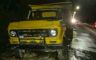 Caminhão basculante pegou fogo e bombeiros militares foram acionados para a extinção das chamas.