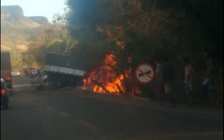 A batida envolveu um caminhão e um carro de passeio.