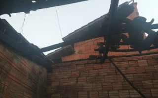 Casa incendiada com o homem de 51 anos dentro. 