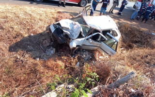 Carro de passeio ficou destruído com a colisão. 