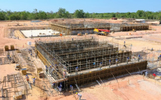 A terraplanagem já foi realizada e a obra está em fase de fundação e superestrutura da concretagem dos tanques responsáveis pela parte de tratamento.