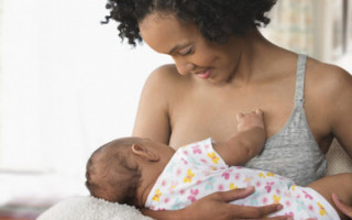 Amamentar faz bem tanto para a mãe quanto para o bebê