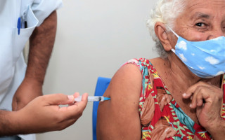 A estimativa é de que, inicialmente, 2.200 pessoas recebam o reforço.