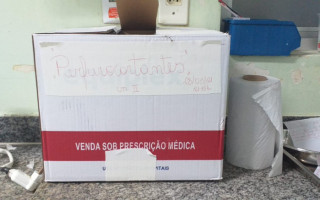 Profissionais improvisam caixas para descartar objetos perfuro cortantes. 