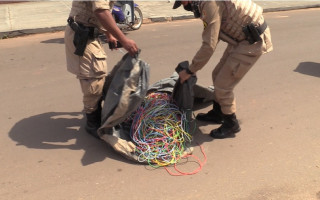 Policiais encontraram vários fios envolta de uma lona. 