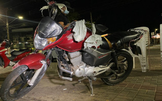 Motocicleta conduzida pela vendedora.