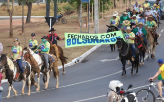 Manifestantes percorrem ruas de Palmas para apoiar presidente Bolsonaro. 
