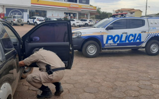 Policial militar realiza fiscalização de veículo