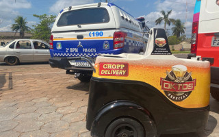 Carrinho de chopp foi abandonado perto de um supermercado na rua Tiradentes. 