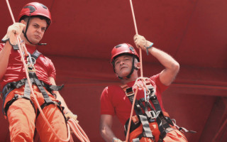 Bombeiros militares treinam as abordagens táticas na plataforma do 1° Batalhão, em Palmas.