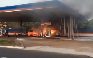 Carro pegou fogo durante abastecimento 