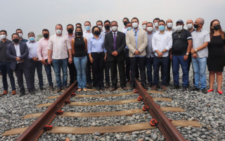 Secretário Tom Lyra e demais autoridades, durante assinatura do contrato comercial de transporte de minério 