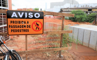 Há risco de acidente com as máquinas pesadas que transitam no local