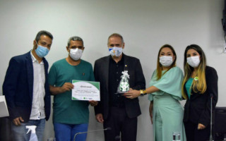 Profissionais  recebem selo em reconhecimento a atuação do serviço de transplante.