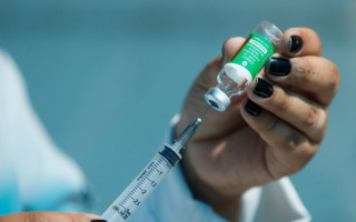 Primeiras 100 doses começam a ser aplicadas na segunda-feira, 28