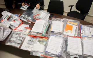 Durante operação, foram apreendidos documentos, celulares e computadores. 