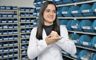 A farmacêutica atua como auxiliar no HDO e no balcão de uma farmácia de Araguaína.
