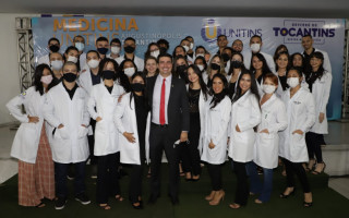 Acadêmicos do curso de Medicina e o reitor Augusto Rezende.