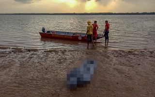  Mergulhadores resgatam corpo de vítima nas águas do Rio Araguaia. 