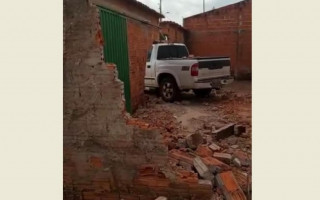 Caminhonete quebrou muros e atingiu residência em Araguaína.