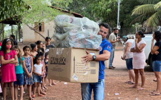 Paulinho Cavalcante com saco de brinquedos a serem distribuidos.