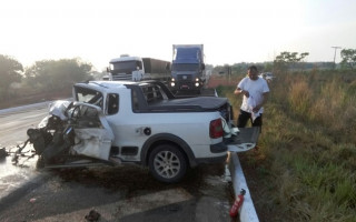 Motoristas ficaram presos às ferragens.