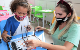 Elen trabalha com interdisciplinaridade para que, com atividades lúdicas, possa fazer os alunos entenderem a evolução do que aprenderam.