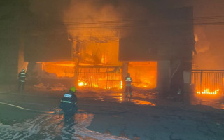 Momento em que o fogo atingia a estrutura da loja 