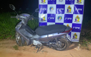 Moto Honda Biz estava abandonad na rua Arruda, ao lado da Av. Filadélfia. 