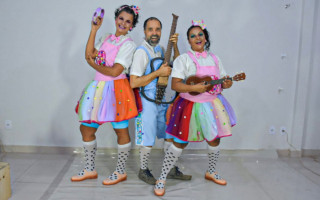 Espetáculo faz um resgate das canções populares em formato irreverente