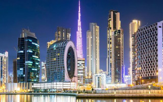 Dubai é o segundo maior emirado e um dos principais centros comerciais dos Emirados Árabes Unidos (EAU).