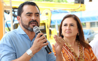 Governador em exercício Wanderlei Barbosa durante entrega de maquinário adquirido com emenda de Kátia Abreu.  