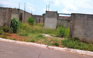 Abandonada, obra da UBS do Distrito de Novo Horizonte virou ponto para usuários. 