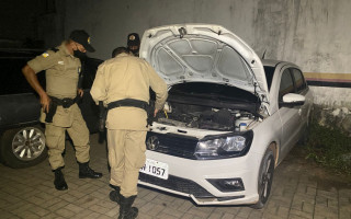 Durante verificação, os policiais constataram que o veículo tinha sido roubado em Fortaleza (CE).