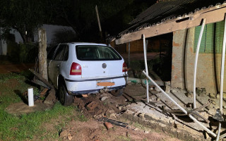 Motorista fugiu e abandonou o carro 