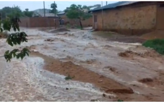 Lama toma conta de ruas do setor Vitória após chuva.