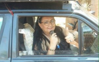 Dona Ely tem percorrido pessoalmente pelos bairros interagindo com a população em um carro de som.