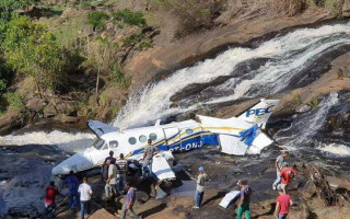 Avião caiu perto de uma cachoeira na serra de Caratinga, interior de Minas Gerais