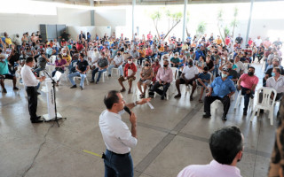 Durante a reunião com a comunidade, as equipes das secretarias da Infraestrutura e Planejamento apresentaram o projeto à população. 