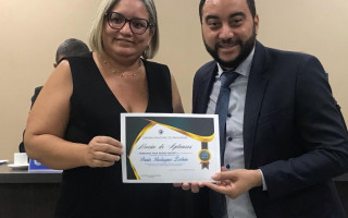 Diretora Paula Zerbini recebendo homenagem do vereador Ygor Cortez