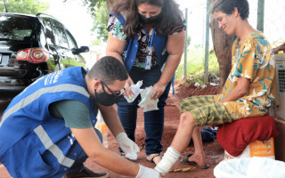 Os atendimentos realizados pelos profissionais vão desde curativos, verificação de pressão, entrega de medicamentos, agendamento de consultas, entre outros