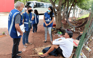 A equipe de saúde é composta por um técnico de enfermagem, enfermeira, assistente social e um agente social