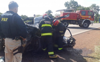 Veículo bateu de frente com uma carreta e ficou totalmente destruído. 