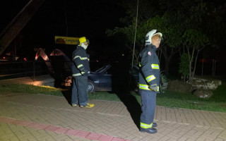 Bombeiros socorrem vítima de acidente em Araguaína. 