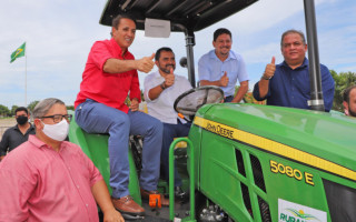 Foram entregues 24 tratores para o desenvolvimento social e econômico de pequenos produtores