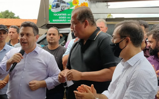 Deputado Tiago Dimas durante lançamento de obras no setor Monte Sinai em Araguaína. 
