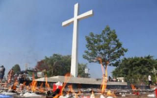 Velas acesas no entorno do Cruzeiro do cemitério São Lázaro em Araguaína